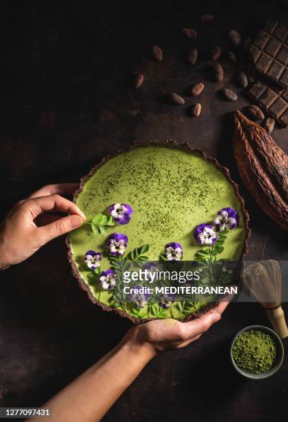 matcha thee en chocolade superfood taart moringa en pansy bloemen - green room stockfoto's en -beelden