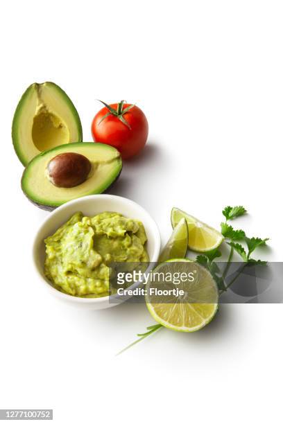 texmex food: guacamole et ingrédients isolés sur fond blanc - coriandre fond blanc photos et images de collection