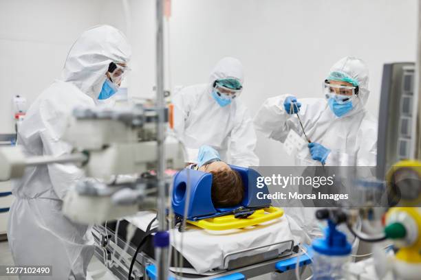 trabajadores de emergencia con paciente covid-19 en la uci - ventilador-equipo-respiratorio fotografías e imágenes de stock
