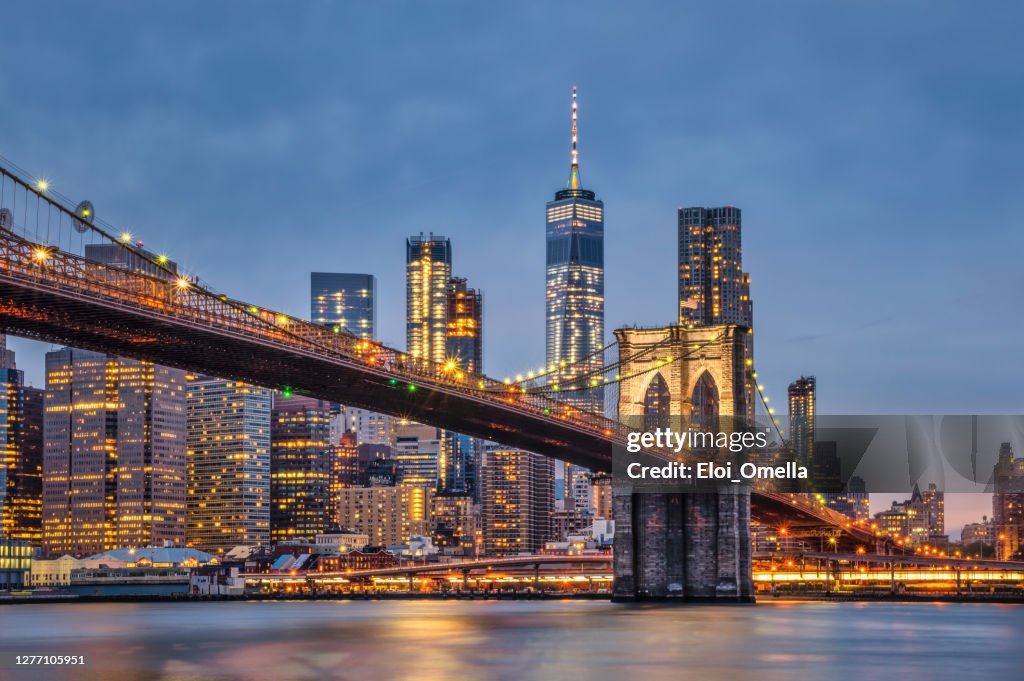 Brooklyn Bridge en Manhattan in de schemering. Nyc