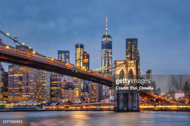 brooklyn bridge en manhattan in de schemering. nyc - brooklyn-bridge stockfoto's en -beelden