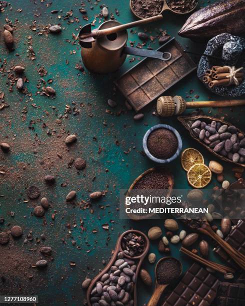surtido de chocolate con barras de cacao granos de cacao vaina y olla - polvo de cacao fotografías e imágenes de stock