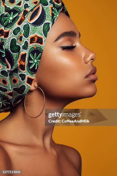 jonge zwarte schoonheid met afro kapsel - jewellery model stockfoto's en -beelden