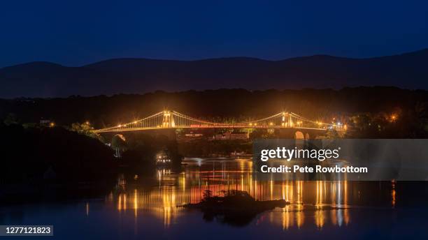 menai road bridge at night - bangor galles foto e immagini stock