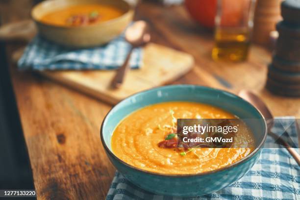 comfort food kürbissuppe mit geröstetem speck - kürbissuppe stock-fotos und bilder