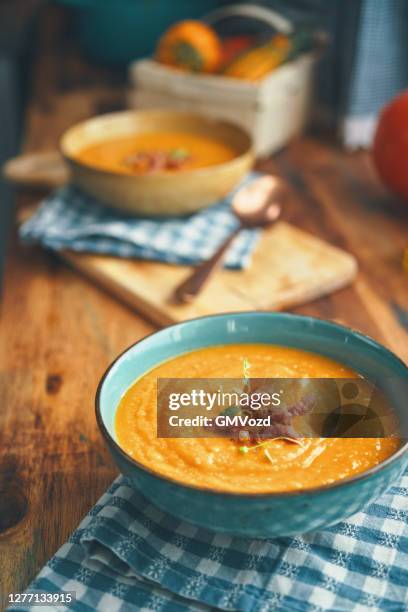 soupe de citrouille comfort food avec bacon rôti - diner photos et images de collection