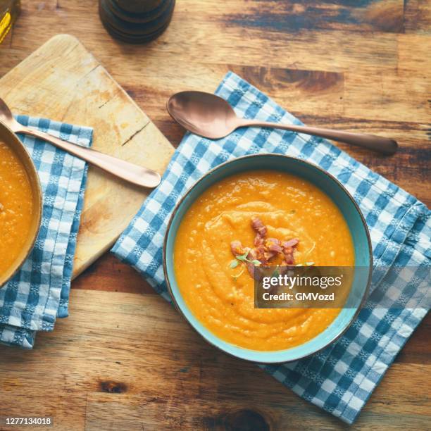 sopa de calabaza comfort food con tocino asado - sopa de verduras fotografías e imágenes de stock