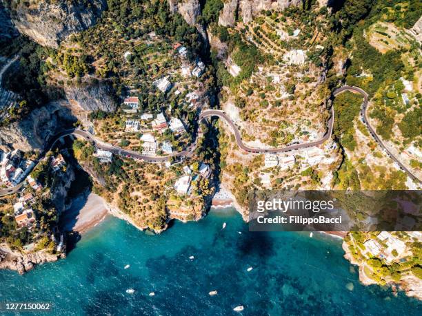 küstenstraße bei positano, italien - luftbild - amalfi coast stock-fotos und bilder