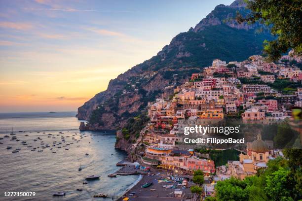 de stad van positano bij zonsondergang - de beroemde bestemming van italië in de kust van amalfi - positano stockfoto's en -beelden