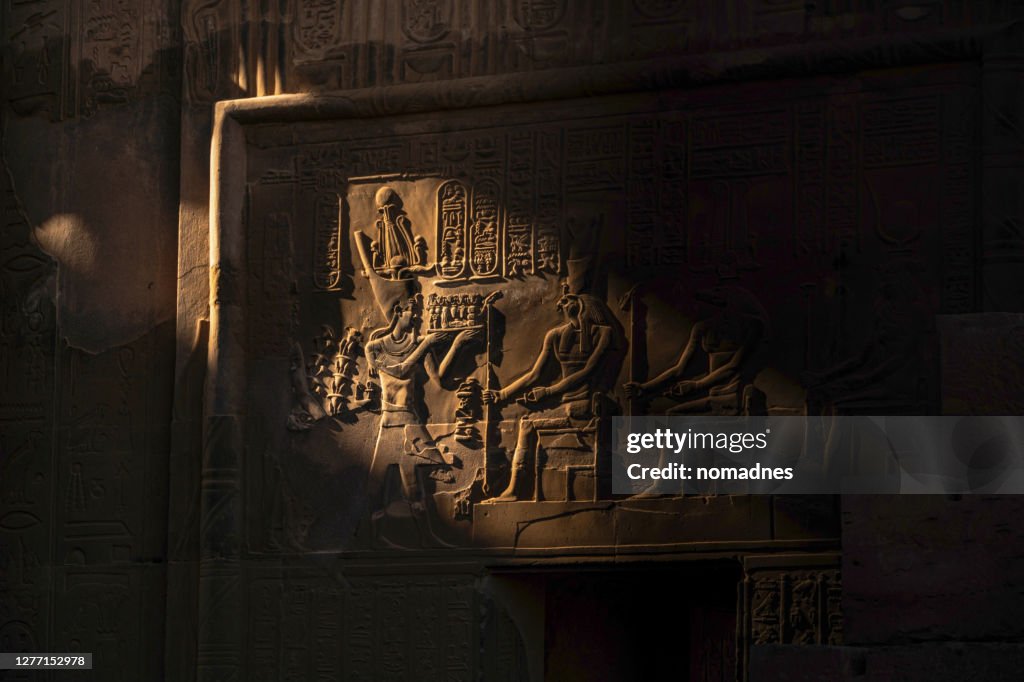 Umělecká fotografie Egyptian God and Hieroglyphics on the wall