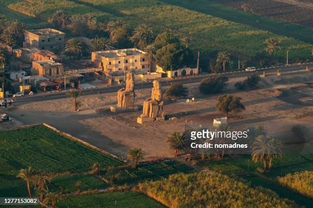 colossi of memnon in aerial view - colossi of memnon stock pictures, royalty-free photos & images