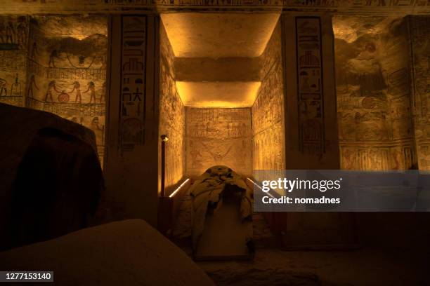 valley of the kings,inside the tomb. - egyptian tomb stock pictures, royalty-free photos & images