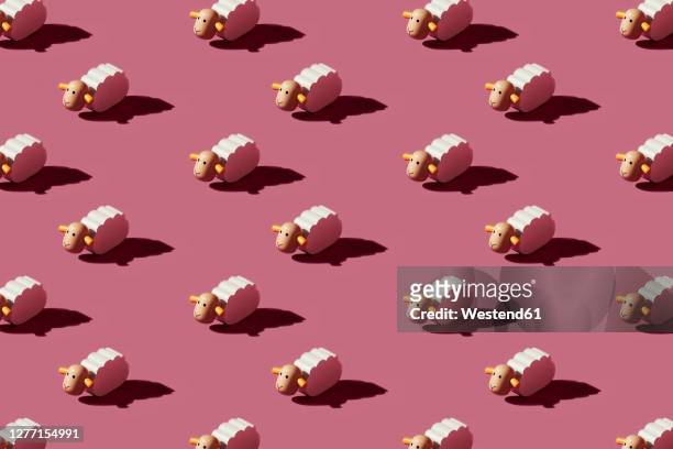 illustrazioni stock, clip art, cartoni animati e icone di tendenza di pattern of small white sheep figurines against red background - impression 3d