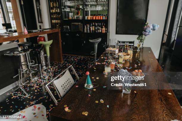 messy dining table at home after party - messy table after party 個照片及圖片檔