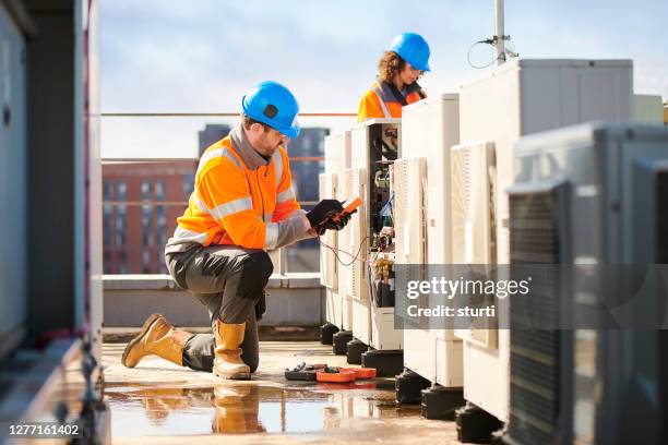 equipo de aire acondicionado en la azotea - sistema de calefacción ventilazión y aire acondicionado fotografías e imágenes de stock