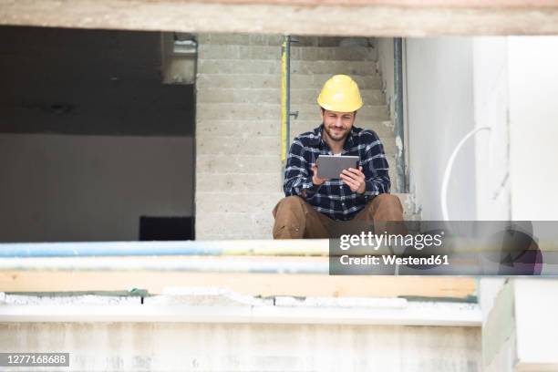 Ipad Construction Worker Photos and Premium High Res Pictures - Getty ...