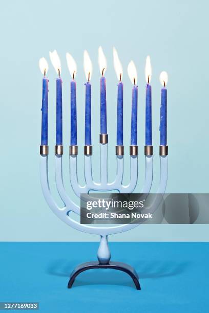 modern menorah with candles - menorah fotografías e imágenes de stock