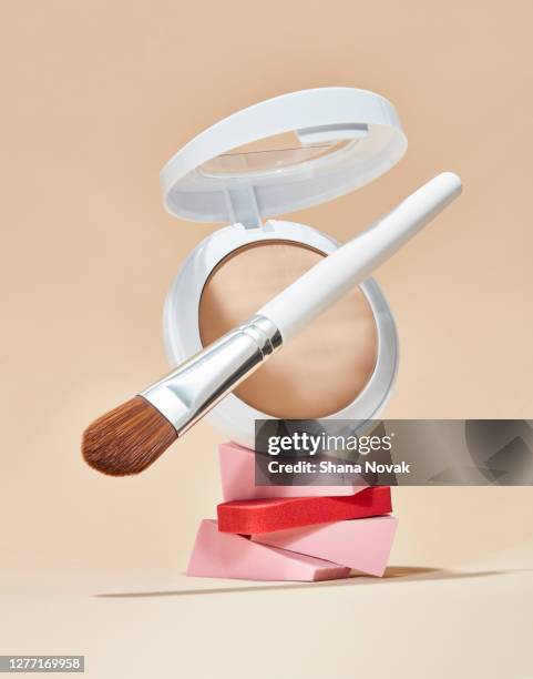 base foundation and applicators - blush makeup ストックフォトと画像