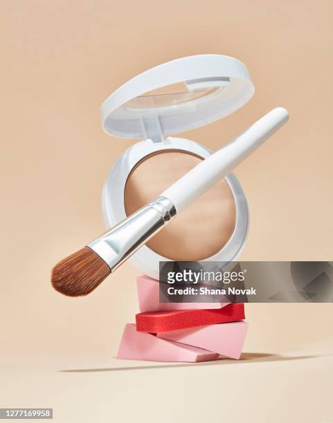 base foundation and applicators - blush makeup stockfoto's en -beelden