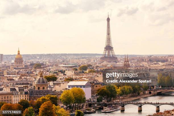 paris skyline with eiffel tower and pont des arts bridge at sunset, france - barrio saint germain des prés fotografías e imágenes de stock