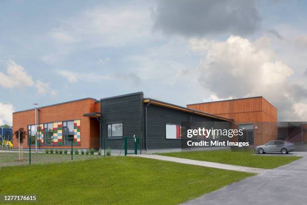 elementary school exterior, a modern building - schule gebäude stock-fotos und bilder