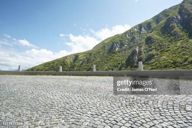 empty cobblestone mountain pass road, switzerland - pavement photos et images de collection