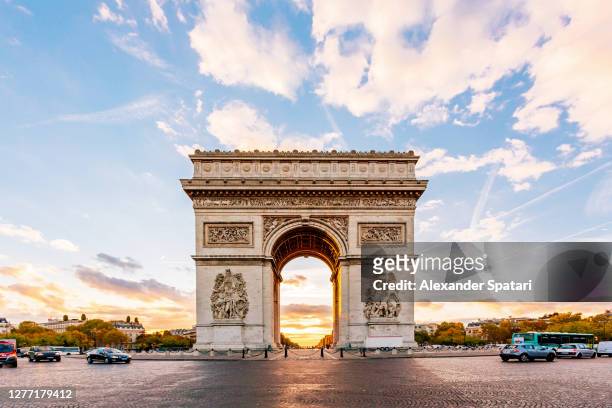 arc de triomphe at sunrise, paris, france - paris stock-fotos und bilder