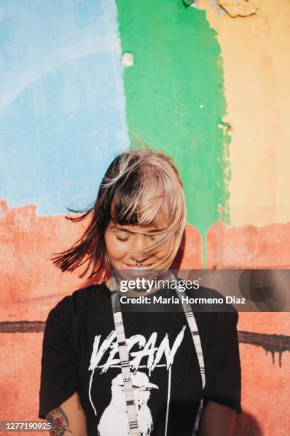 mujer joven cabello blanco y negro grafity arcoíris - mujer fashion bildbanksfoton och bilder