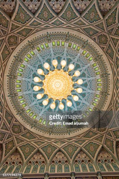 beautiful mosaic art inside the sultan qaboos grand mosque, muscat, oman - 馬斯喀特自治區 個照片及圖片檔