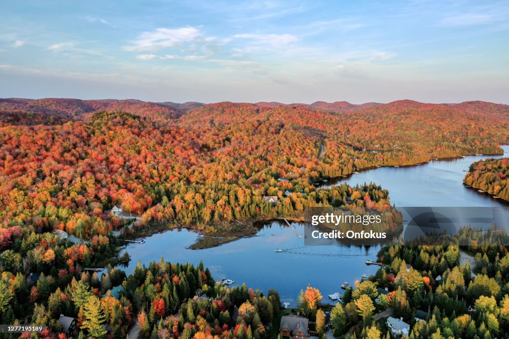 Vista aérea del paisaje de Laurentian en otoño al atardecer, Quebec, Canadá