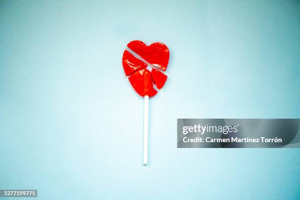 broken heart shape lollipop - corazón roto fotografías e imágenes de stock