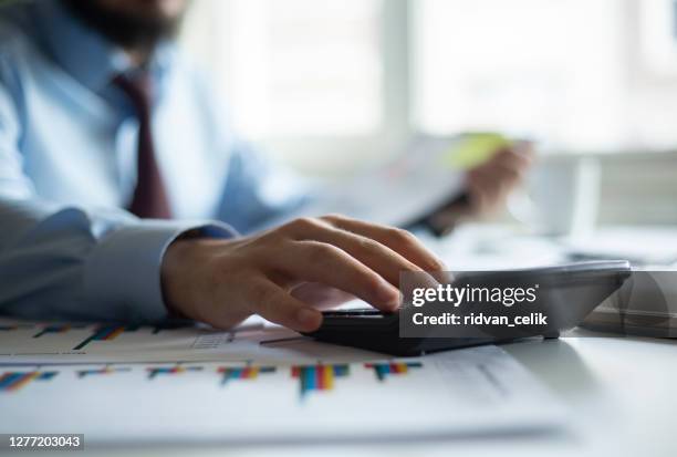 concetto di contabilità aziendale, uomo d'affari che utilizza calcolatrice con laptop per computer, budget e carta da prestito in ufficio. - price calculator foto e immagini stock