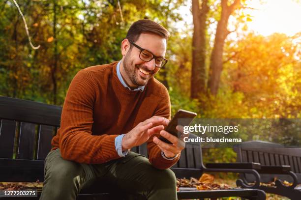 mens die een telefoon gebruikt - friendly business phonecall stockfoto's en -beelden