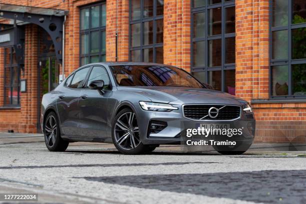 volvo s60 auf einer straße - volvo stock-fotos und bilder