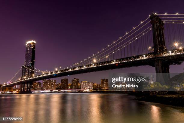 manhattan bridge at a night - manhattan bridge stock pictures, royalty-free photos & images