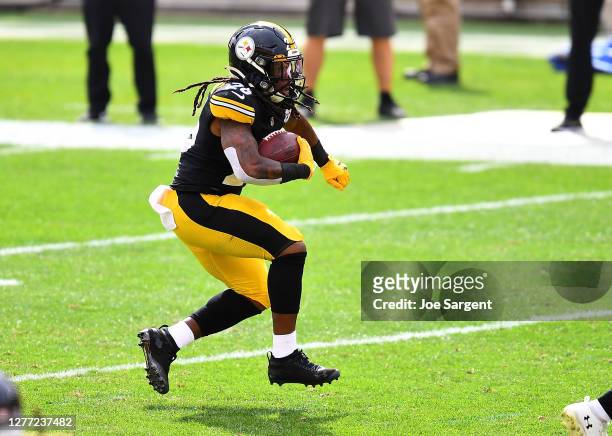 Anthony McFarland of the Pittsburgh Steelers in action during the game against the Houston Texans at Heinz Field on September 27, 2020 in Pittsburgh,...