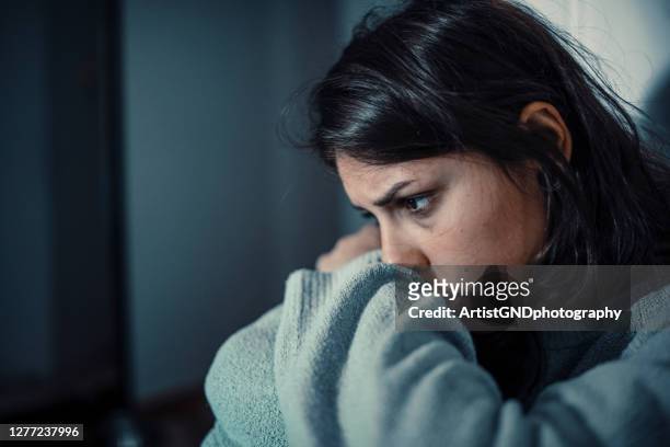 retrato de una joven mentalmente agotada que lucha con la depresión - suicide fotografías e imágenes de stock