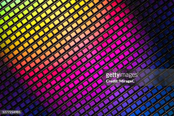 close-up shot of cmos semiconductor silicon wafer - wafeltje stockfoto's en -beelden
