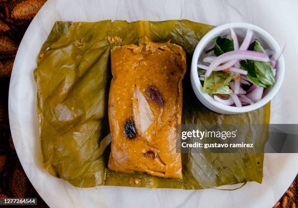 tamale with salad - tamal de maíz fotografías e imágenes de stock