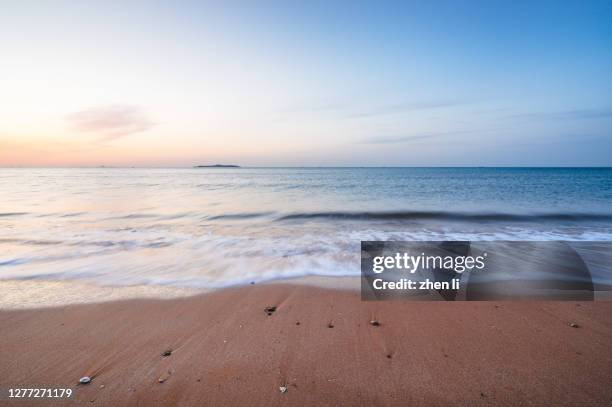 beach at sunrise - water's edge stock pictures, royalty-free photos & images