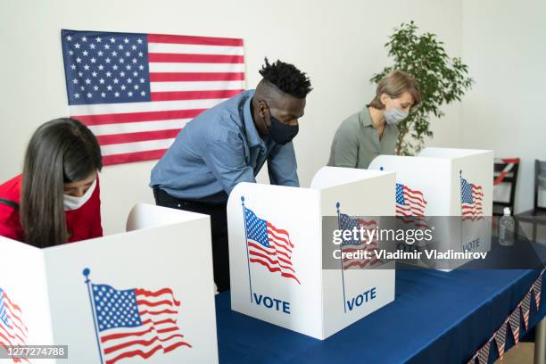 personas con diferente etnia votando en las elecciones - election day fotografías e imágenes de stock