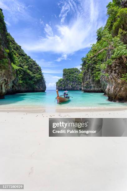 traditional longtail boat with beautiful scenery view at pileh lagoon - phi phi leh island in sunshine day - krabi provincie stockfoto's en -beelden