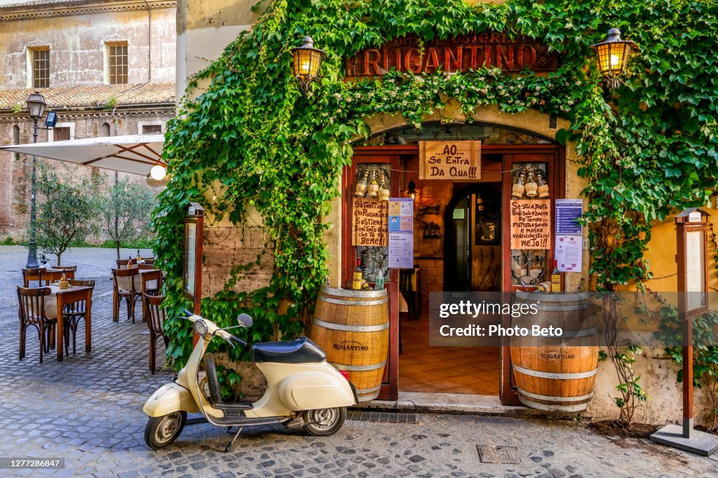 Der Eingang eines typischen römischen Restaurants im Stadtteil Trastevere in Rom