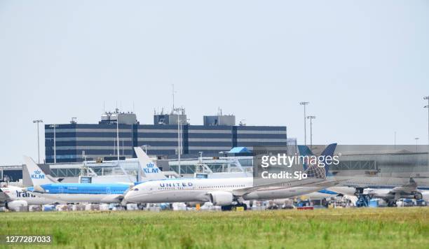aviones estacionados en el asfalto del aeropuerto de schiphol cerca de amsterdam - boeing 737 fotografías e imágenes de stock