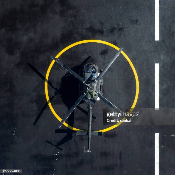 hélicoptère militaire à l’héliport - helicopter photos et images de collection