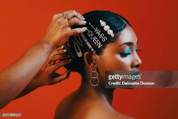 scheuen sie sich nicht, zubehör zu mischen und zu kombinieren - hairdressers black woman stock-fotos und bilder