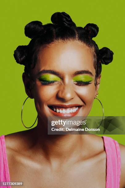 laten we ons haar vieren! - oogschaduw stockfoto's en -beelden