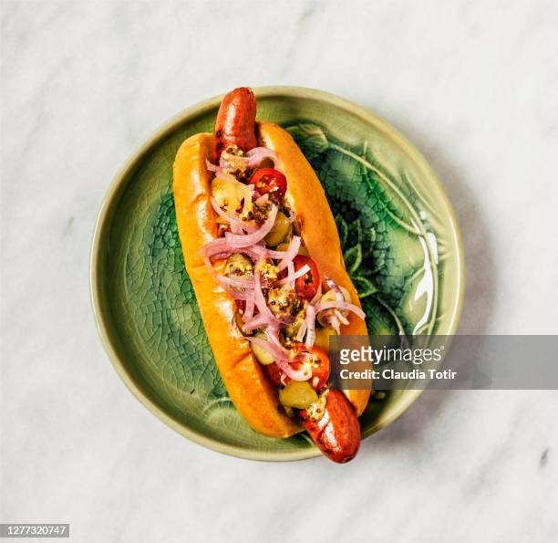 gourmet hot dog on white background - pickle - fotografias e filmes do acervo