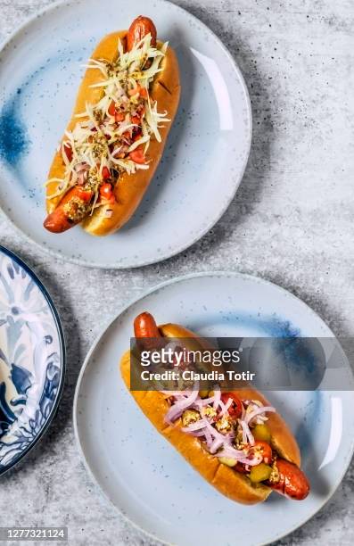 gourmet hot dogs on white background - pickle - fotografias e filmes do acervo