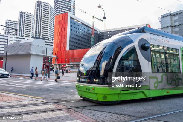el tranvía cerca de la estación de intercambio de san mames en bilbao - tranvía fotografías e imágenes de stock